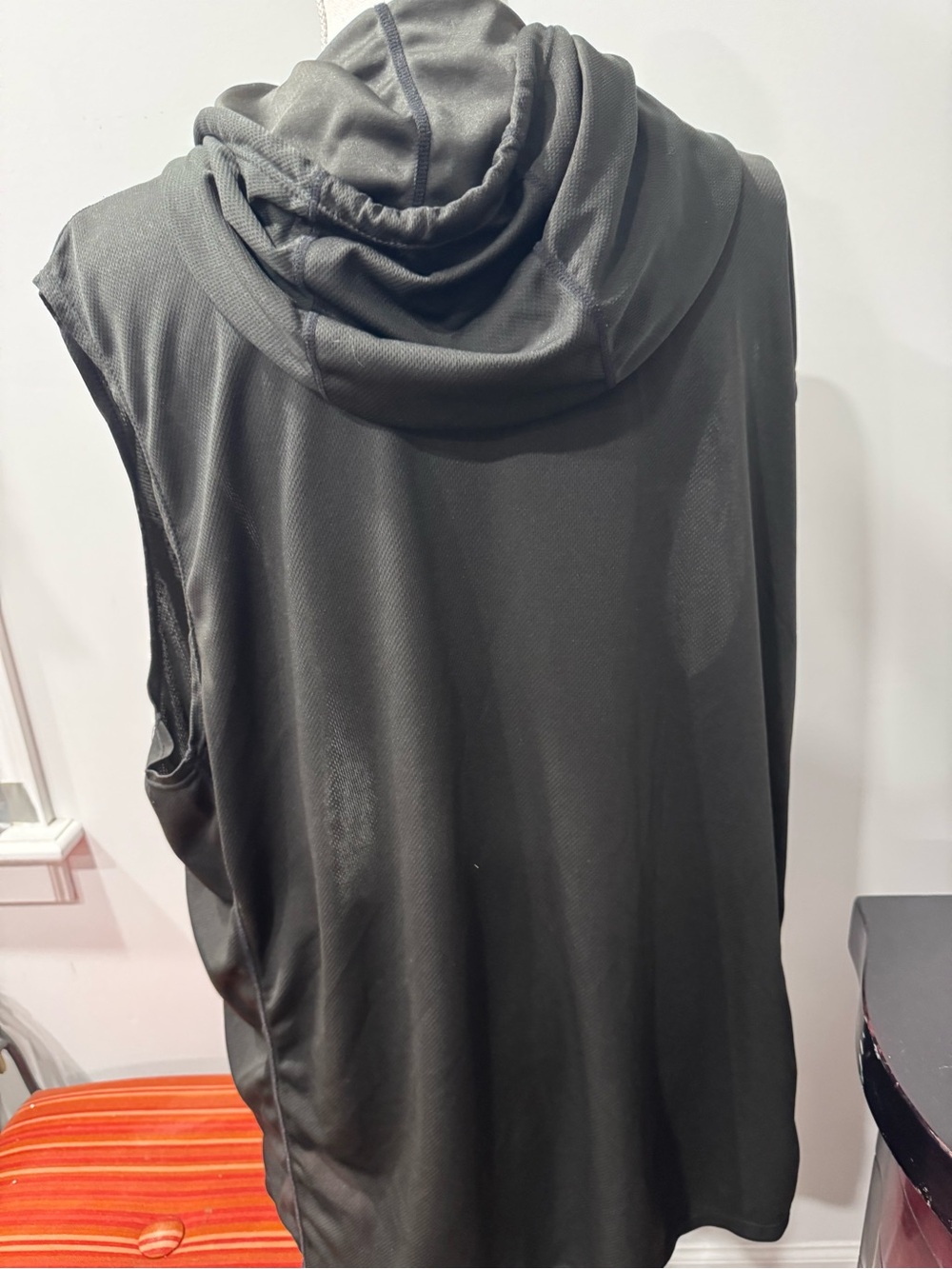Men’s Charcoal Hooded Sleeveless Top - Picture 2 of 6